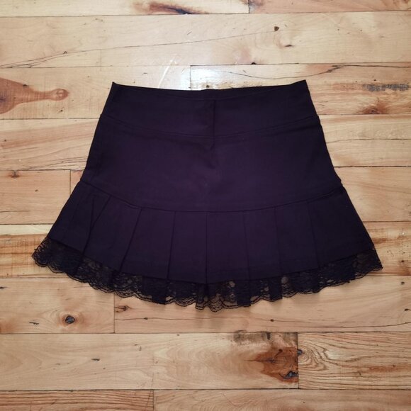 Black pleated skirt with laces - Picture 3 of 4